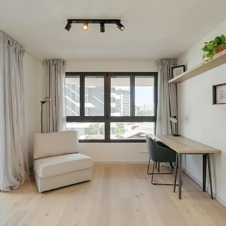 Hostwise - Premium Flat W/ Balcony & Pool 리스본