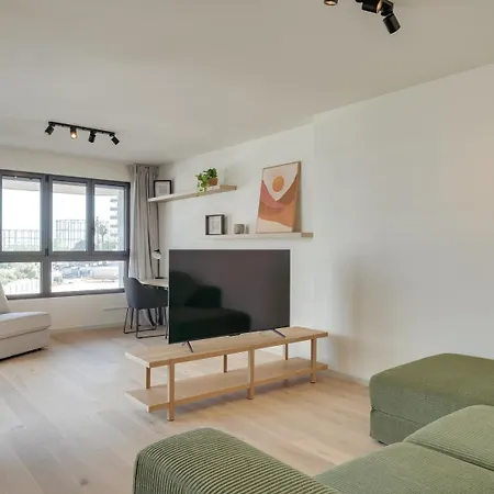 Hostwise - Premium Flat W/ Balcony & Pool *