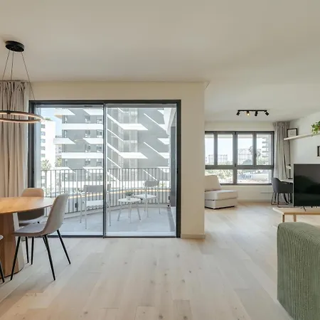 Hostwise - Premium Flat W/ Balcony & Pool 리스본