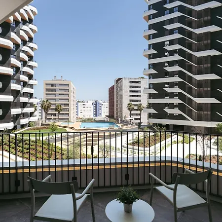 아파트 Hostwise - Premium Flat W/ Balcony & Pool *