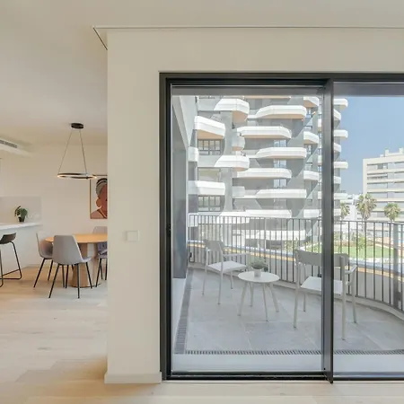 Hostwise - Premium Flat W/ Balcony & Pool 아파트 리스본