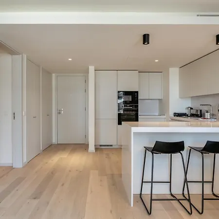 Hostwise - Premium Flat W/ Balcony & Pool 리스본