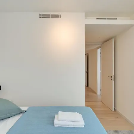 Hostwise - Premium Flat W/ Balcony & Pool * 리스본