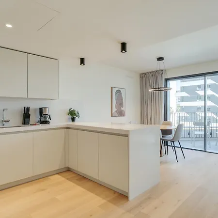 Premium Flat W/ Balcony & Pool By Hostwise Appartamento Lisbona
